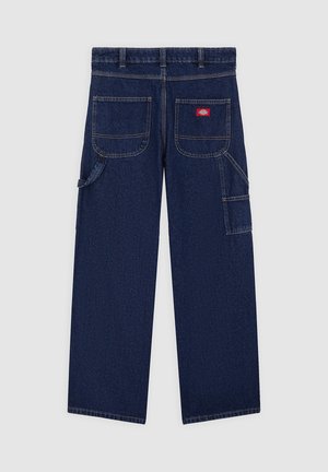 Pantaloni in denim blu scuro con taglio a gamba dritta, caratterizzati da due tasche posteriori e una tasca laterale multiuso, tessuto strutturato e cuciture a contrasto.