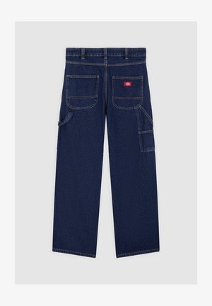 Dunkelblaue Jeans mit geradem Bein, zwei Gesäßtaschen und einer seitlichen Utility-Tasche, strukturiertem Stoff und kontrastierender Naht.