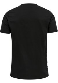 Camiseta de algodón negra con mangas cortas, cuello redondeado y textura suave. Cuenta con logo y elementos de diseño en la parte inferior.