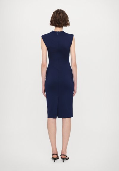Rochie ajustată de culoare bleumarin, cu mâneci tip cap, lungime până la genunchi, cu o fanta subtilă în spate și închidere cu fermoar la spate, fabricată dintr-un material neted.
