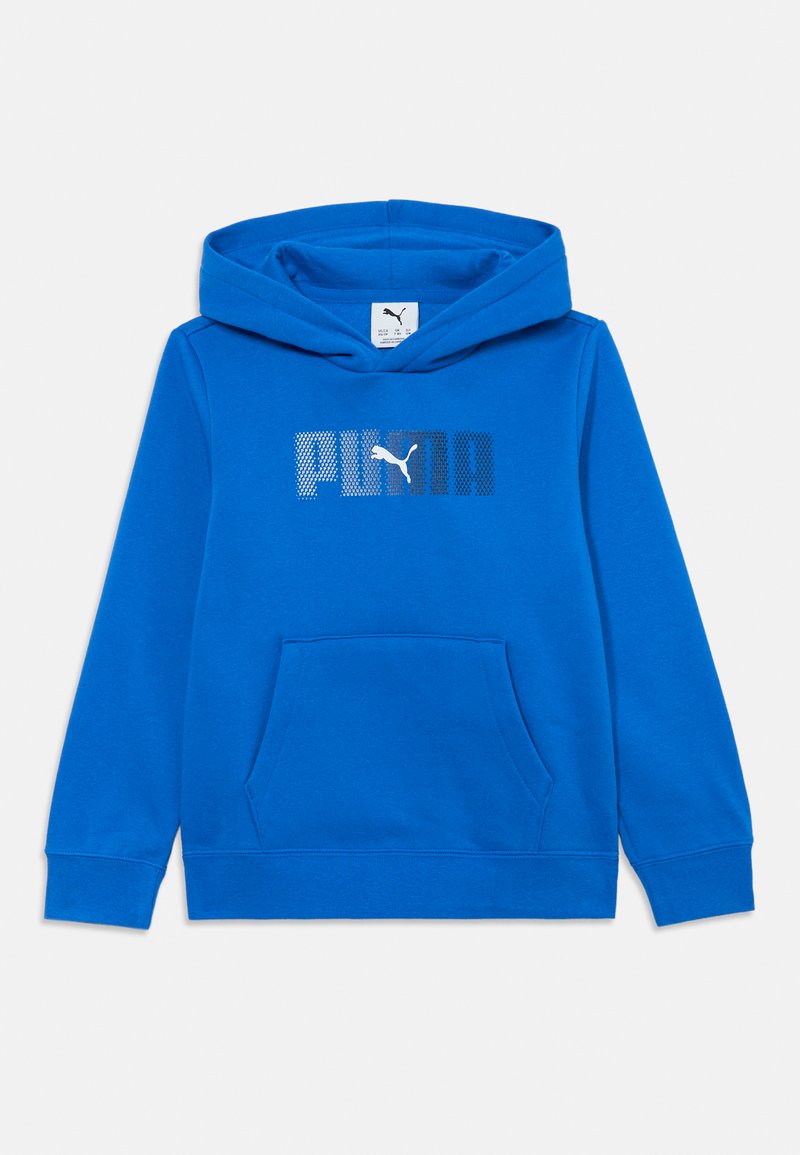 Blå hoodie gjord av mjukt tyg, med en ficka fram och huva. Texturerad "PUMA"-logotyp i kontrasterande färger över bröstet.