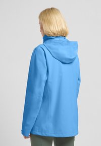 Ljust blått vattentätt jacka med huva, med en slät yta och avslappnad passform, designad för utomhusaktiviteter.
