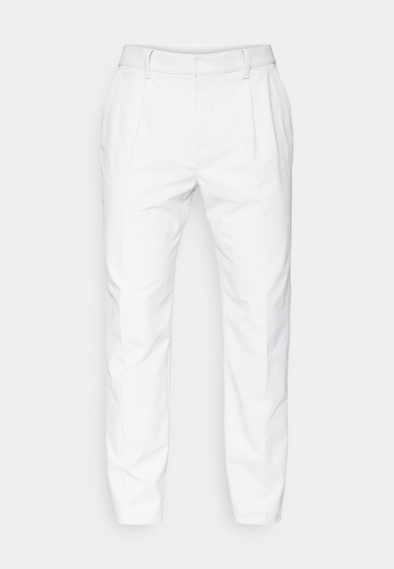 Pantaloni bianchi in cotone con una vestibilità sartoriale, caratterizzati da due pieghe anteriori, passanti per cintura e una texture liscia. Nessuna tasca visibile.