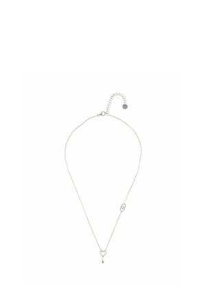Jemný strieborný náhrdelník s malým príveskom v tvare srdcového kľúča a nastaviteľným zapínaním s okrúhlou značkou.