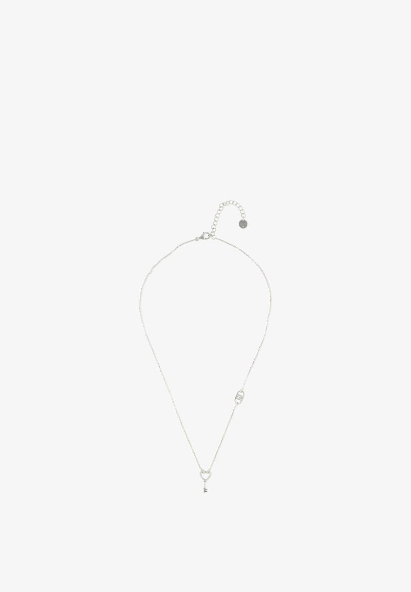 Collier délicat en chaîne argentée avec un petit pendentif en forme de clé en cœur et un fermoir ajustable avec une médaille ronde.