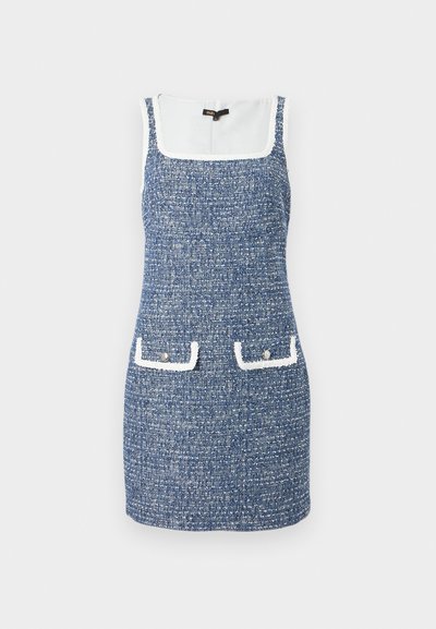 Robe en tweed bleu sans manches avec bordure blanche, encolure carrée et deux poches à rabat avant avec boutons.