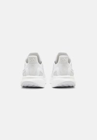 Zapatillas deportivas blancas con parte superior de malla y sintético, cuello acolchado en el talón y suela exterior de goma texturizada. Diseño simple con un logo sutil.