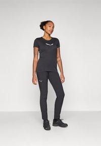 Salewa SOLID TEE - Sports T-shirt - black out