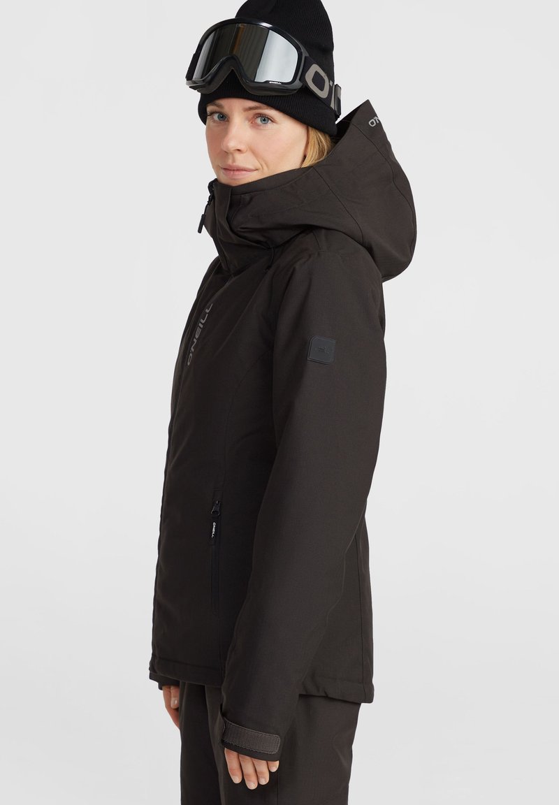 Schwarze isolierte Jacke mit Kapuze, Reißverschlusstaschen und Handgelenk-Gätern. Verfügt über eine matte Oberfläche und Logodetails auf der Vorderseite.