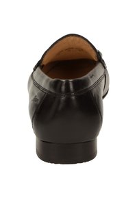 Zwarte leren loafers met een ronde neus en een lage hak. Soepele textuur met gestikte accenten en een gevoerde binnenvoering.