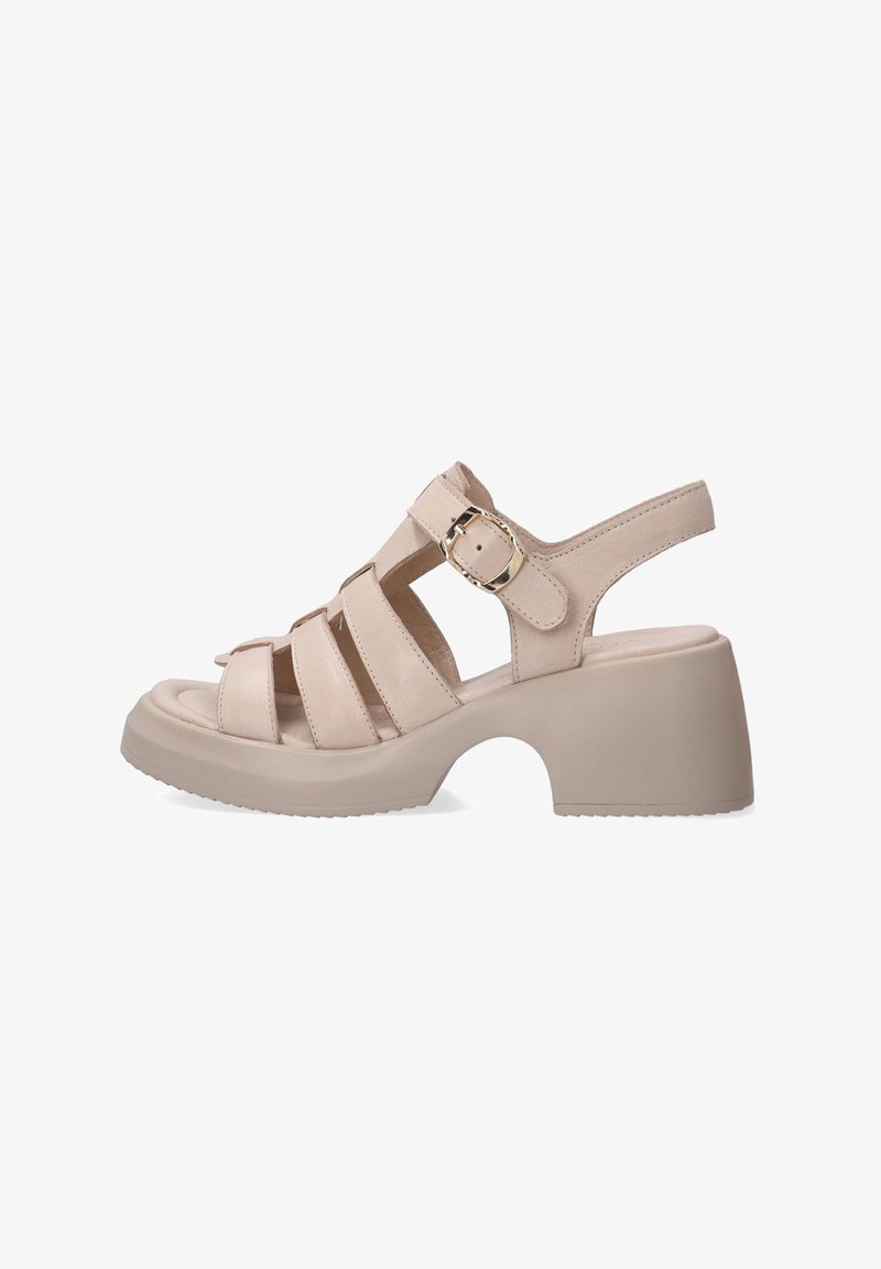 Beige sandály na podpatku vyrobené z kůže, s nastavitelnou sponou a odhalenou špičkou. Texturovaná podešev pro lepší přilnavost.