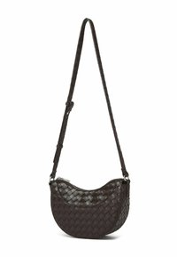 Tkaná hnědá kožená taška přes rameno, zakřivený tvar, nastavitelný popruh, zipový uzávěr, charakteristický texturovaný vzor a zaoblené okraje.