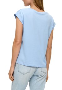 s.Oliver ÜBERSCHNITTENEN SCHULTERN IM RELAXED FIT - T-Shirt print - himmelblau