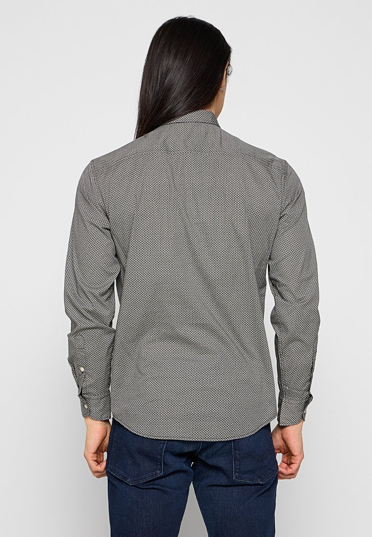 Koszula z długim rękawem, zapinana na guziki, w szaro-białym geometrycznym wzorze, wykonana z gładkiego materiału, z klasycznym kołnierzykiem i zaokrąglonym dołem.