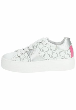 Sneaker bianco con dettagli argentati, logo e motivo geometrico. Presenta punta arrotondata, design con lacci e suola testurizzata.