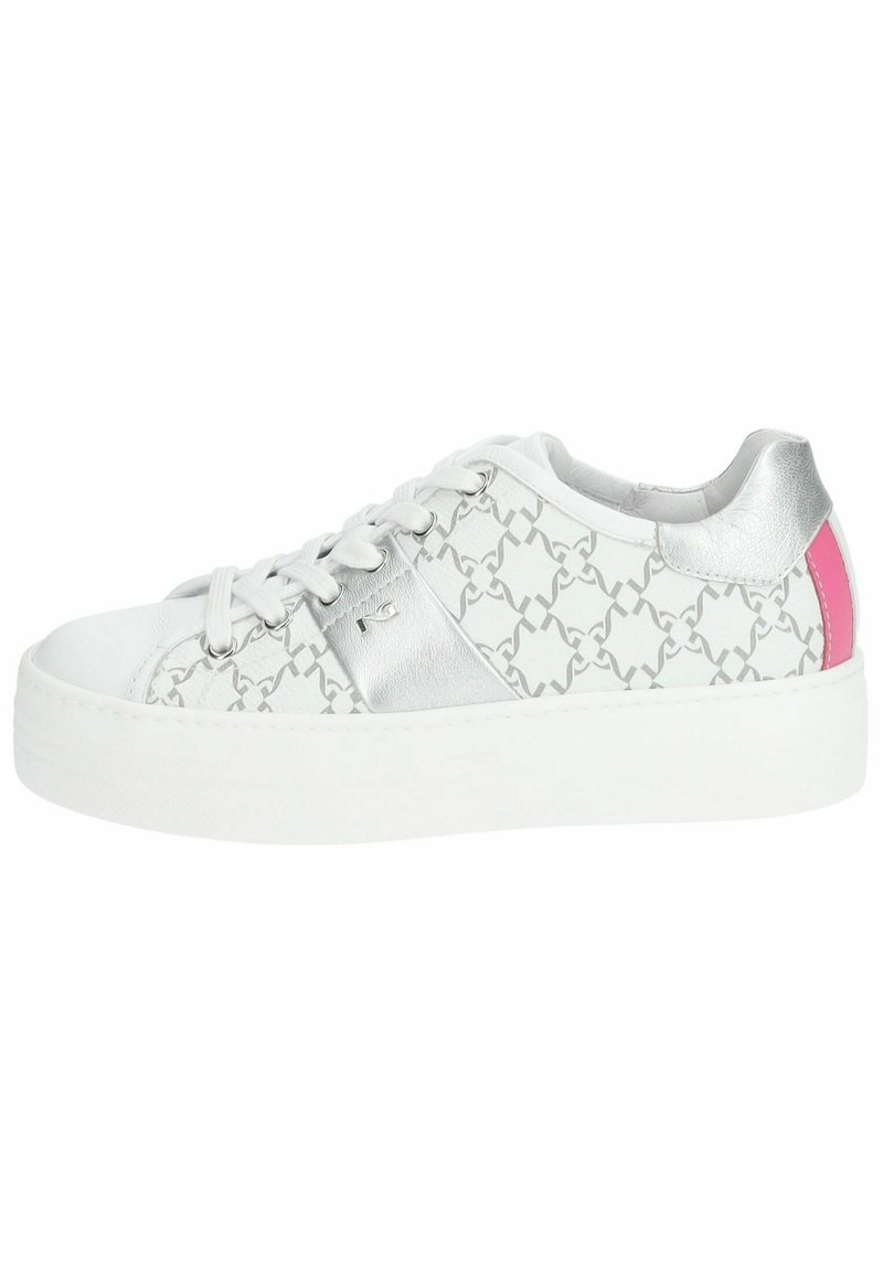 Sneaker bianco con dettagli argentati, logo e motivo geometrico. Presenta punta arrotondata, design con lacci e suola testurizzata.