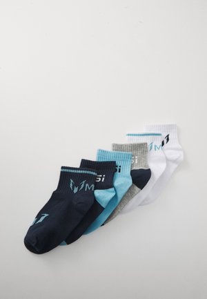 Conjunto de seis calcetines de tobillo en azul marino, verde azulado, gris y blanco. Presentan puños acanalados y detalle del logo en colores contrastantes.