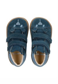 Scarpe di camoscio blu con due cinturini in Velcro, punta arrotondata e suola testurizzata. Presentano accenti ricamati di una balena cartoonesca.