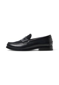 Schwarze Lederloafers mit einer fellähnlichen Oberseite und einem niedrigen Blockabsatz, seitlich auf einem weißen Hintergrund gezeigt.
