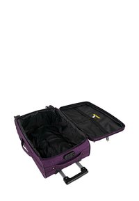 Maleta morada con exterior de tela texturizada, asa retráctil y compartimentos con cremallera; el interior cuenta con forro negro y bolsillos de malla.