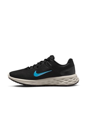 Czarny sportowy but z fakturowaną cholewką, turkusowym logo w kształcie znaku "swoosh" oraz grubą, jasnokolorową piankową podeszwą. Posiada sznurowadła i wspierający design.