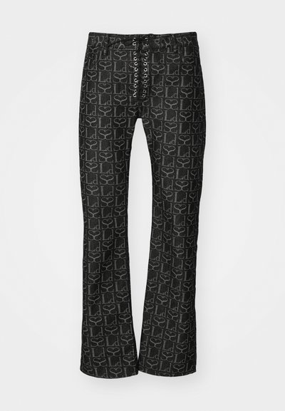 Czarne dżinsy w wzór z logo, o prostym kroju nogawki oraz szczególe z przodu w postaci sznurowania z oczkami. Elastyczny pasek w talii dla lepszego dopasowania.