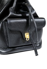 Borsa a mano in pelle nera con superficie testurizzata, presenta una piccola tasca frontale e finiture in oro, include una chiusura a coulisse.