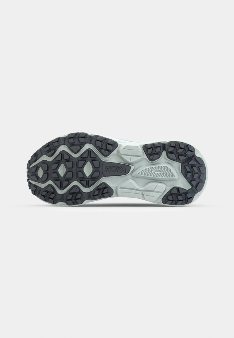 Suela de zapatilla de correr HOKA con una suela exterior de goma negra texturizada, que presenta tacos multidireccionales para tracción y un diseño de media suela flexible en gris.