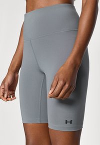 Γκρι αθλητικές βερμούδες με ψηλή μέση, από απαλό ύφασμα, με κομψή εφαρμογή και μικρό μαύρο λογότυπ ο στο κάτω μέρος.