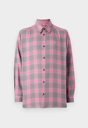 Camicia a quadri grigia con accenti rosa, maniche lunghe, colletto classico e un logo sul lato sinistro del petto.