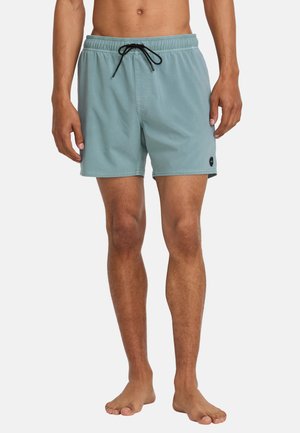 Herren-Badehose in sanftem Petrol, mit elastischem Taillenbund und schwarzem Kordelzug, seitlichen Taschen und einem kleinen Logodetail.