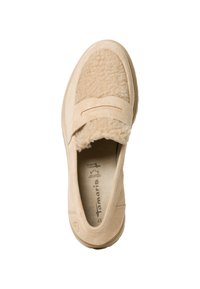 Beige Slipper mit Obermaterial aus Wildleder, weicher Innenausstattung und flacher Gummisohle. Verfügt über ein markantes Band über dem Vorderfuß und ein rundes Logo an der Seite.