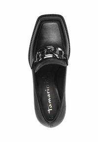 Černá kožená bota se čtveratým špičatým tvarem, se lesklým černým řetízkem zdobícím vrch a texturovanými detaily podél podrážky.