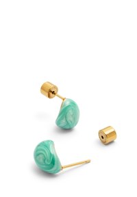 Pendientes de aro en tono dorado con acentos de resina con patrón de mármol verde. El diseño presenta una forma curva y una textura lisa y pulida.