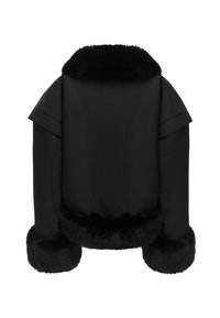 Giacca a vento nera con colletto e polsini in pelliccia sintetica, caratterizzata da un design strutturato e maniche ampie. Tessuto esterno liscio e texture morbida.