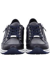 Sneaker in pelle blu navy con texture liscia, dotati di chiusura con lacci e zip, suola intermedia bianca con suola in gomma, dettagli di cucitura alla moda.