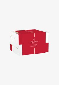 Czerwono-biała skrzynka z złotymi akcentami, z logo Shiseido i napisem "Kalendarz Adwentowy". Elegancki design, gładka tekstura, geometryczne kształty.