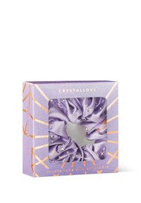 Liliowa jedwabna gumka do włosów o marszczonej fakturze, ozdobiona małymi kryształami, zaprezentowana w dekoracyjnym fioletowo-złotym pudełku.