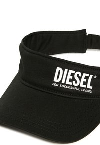 Visiera in tessuto nero con tesa curva, caratterizzata dal logo e dal testo bianco "DIESEL". Materiale testurizzato, con retro aperto per regolazione.