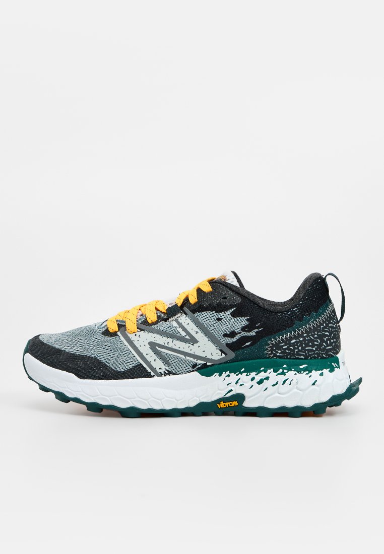 Trailrunning-Schuh mit schwarzem, grauem und grünem Obermaterial, gelben Schnürsenkeln, weißer gepolsterter Sohle und Vibram-Laufsohle für den Außeneinsatz.