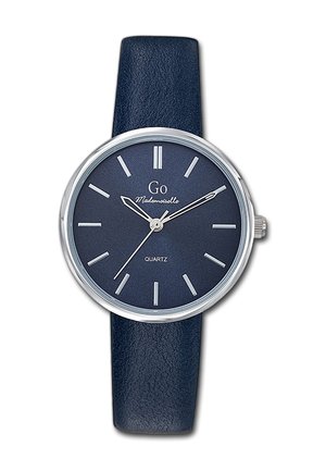 Montre quartz ronde avec un bracelet en cuir texturé bleu foncé, des éléments en métal argenté, et un cadran marine assorti avec des index horaires et le nom de la marque.
