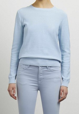 Ljusblå tröja i mjukt material, med lång ärm, rund halsringning och spridda paljetter för textur; tillsammans med matchande slim fit jeans.