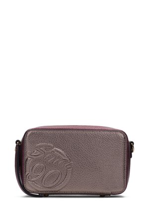 Borsa a tracolla rettangolare grigio metallico con texture a pallini, logo goffrato "Since 90" e cerniera e dettagli in contrasto color bordeaux.