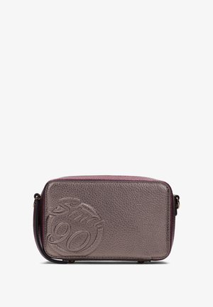 Sac besace rectangulaire gris métallisé avec texture granuleuse, logo en relief "Since 90" et zip et accents bordeaux contrastants.