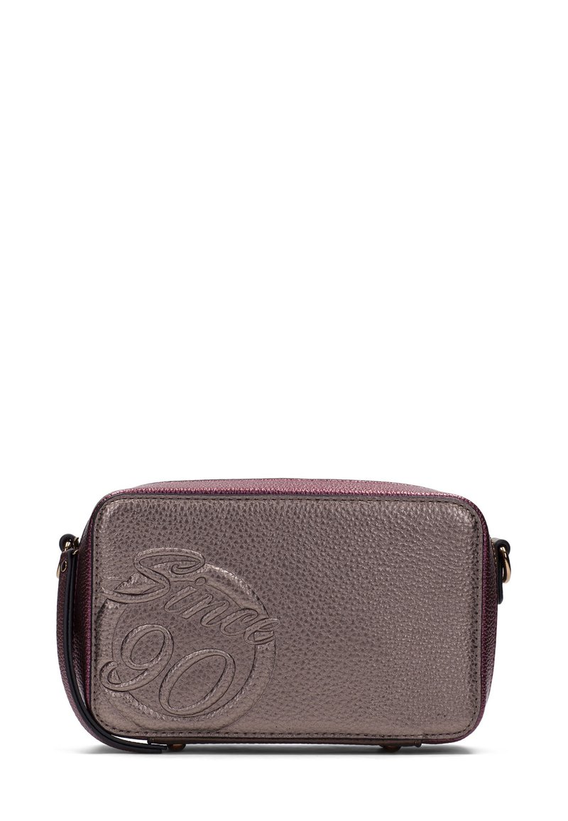 Kovově šedá obdélníková crossbody taška s jemnou texturou, embosované logo "Since 90" a kontrastní mahagonový zip a akcenty.