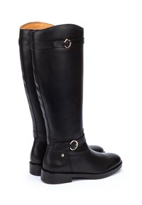 Stivali da equitazione in pelle nera con una texture liscia, gambale alto, punta arrotondata e una fibbia dorata alla caviglia. Design con tacco piatto.