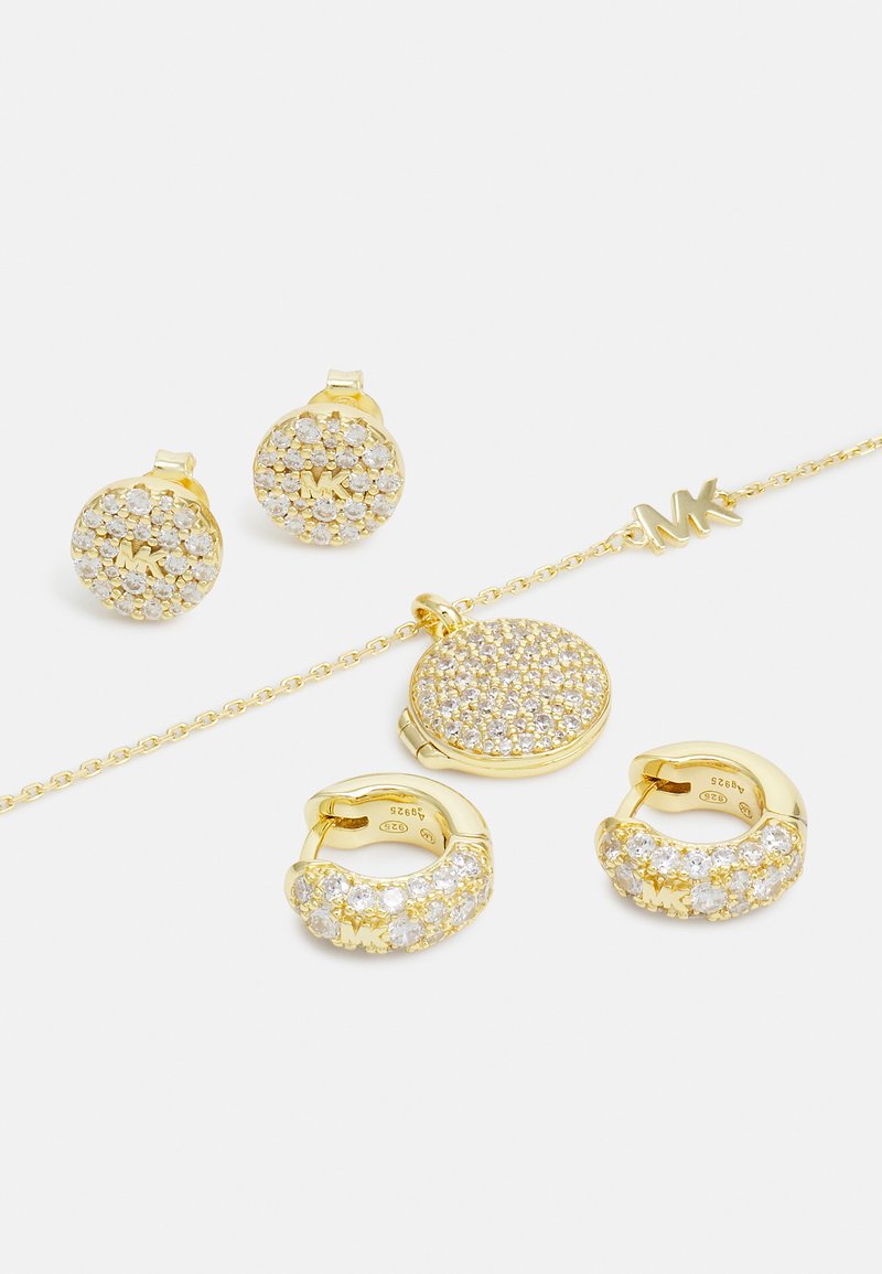 Goldfarbener Schmuckset, bestehend aus zwei Paar runden Ohrsteckern und einer kreisförmigen Anhängerkette, die alle mit klaren Kristallen verziert sind.