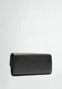 Portafoglio in pelle nera con una texture liscia, forma rettangolare e design a piega. Presenta cuciture minimaliste e nessun hardware visibile.