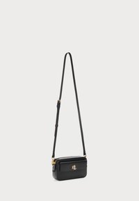 Geantă din piele neagră tip crossbody cu un logo auriu, în formă rectangulară, cu închidere cu fermoar și curea ajustabilă. Textură netedă cu accente minime.