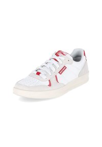 Białe sneakersy z czerwonymi i szarymi akcentami, z gładką skórzaną i zamszową powłoką, z zapięciem na sznurówki oraz perforowanym noskiem dla lepszej wentylacji.